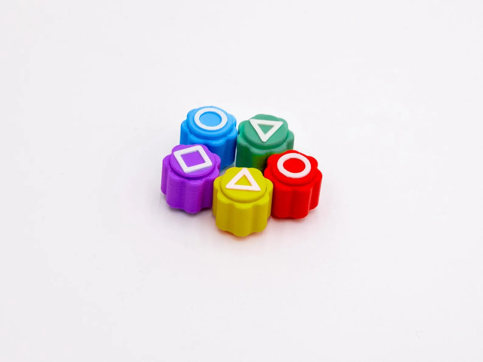Piezas de juego Gonggi: juego de manos clásico para diversión familiar • Formas circulares, triangulares y cuadradas • Diseño portátil y colorido